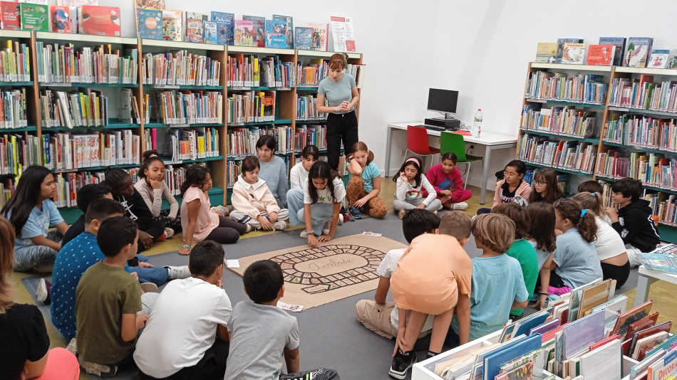 La Biblioteca Lluïsa Duran de la Bisbal amb centres educatius del municipi i el seu alumnat