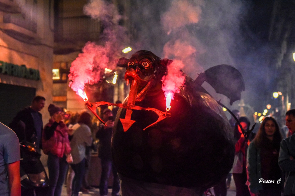 El Seguici Històric de la Bisbal d’Empordà participa a l’emblemàtica Ballada de Santa Maria del Mar de Barcelona
