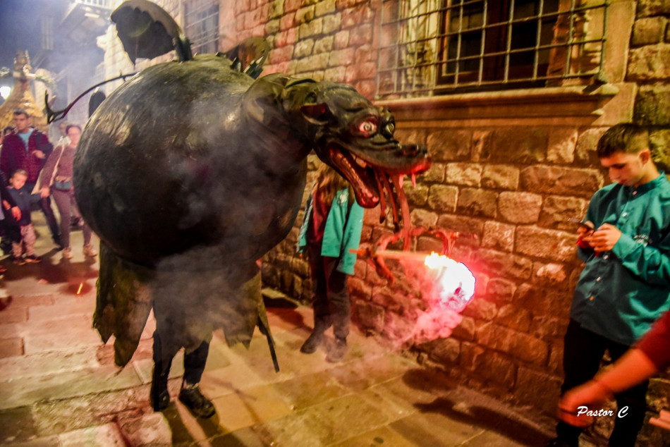 El Seguici Històric de la Bisbal d’Empordà participa a l’emblemàtica Ballada de Santa Maria del Mar de Barcelona