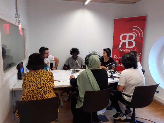 Fem-nos sentir, el programa de Ràdio Bisbal en què participen els alumnes de l'Oficina de Català