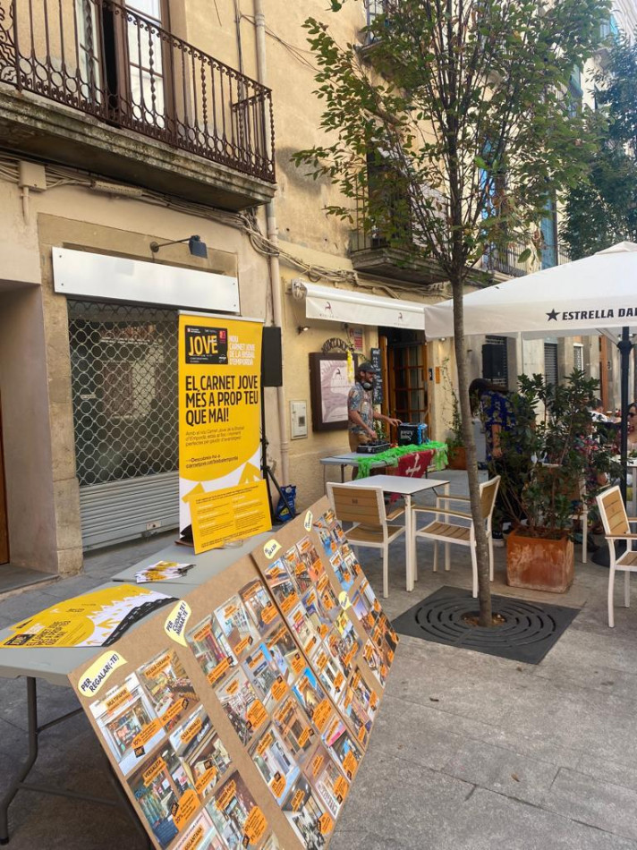 Clouen els vermuts musicals de presentació del nou Carnet Jove de la Bisbal