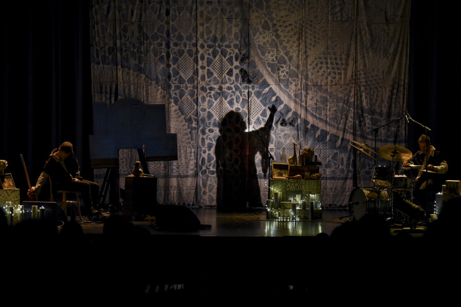 El concert teatralitzat ‘Tranquila, Celeste canta Chavela’ en imatges