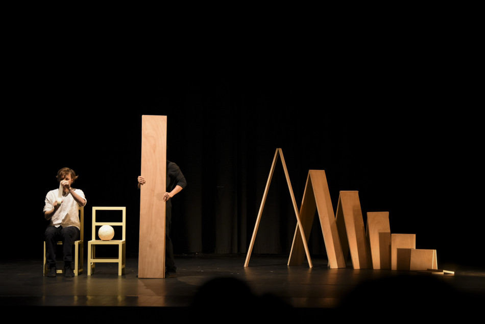 Imatges de l'espectacle 'OVVIO' de Kolektiv Lapso Cirk al Fem Circ per Nadal del Teatre Mundial