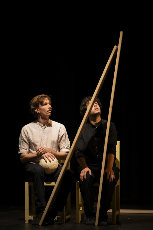 Imatges de l'espectacle 'OVVIO' de Kolektiv Lapso Cirk al Fem Circ per Nadal del Teatre Mundial