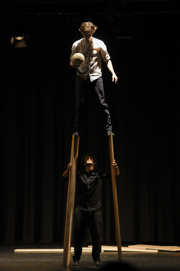 Imatges de l'espectacle 'OVVIO' de Kolektiv Lapso Cirk al Fem Circ per Nadal del Teatre Mundial
