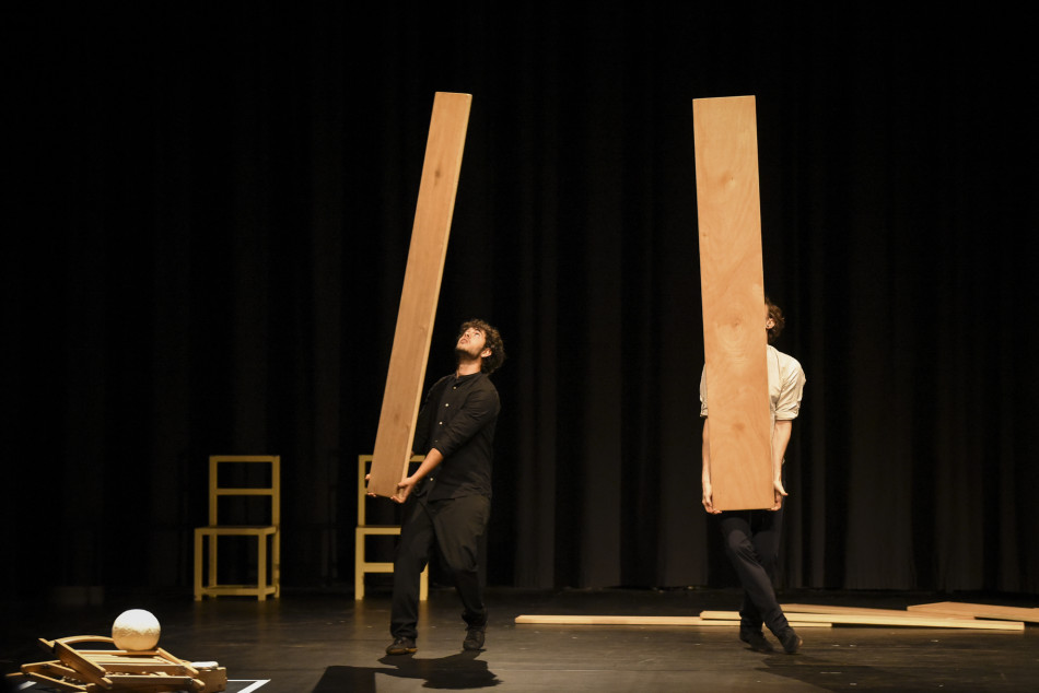 Imatges de l'espectacle 'OVVIO' de Kolektiv Lapso Cirk al Fem Circ per Nadal del Teatre Mundial