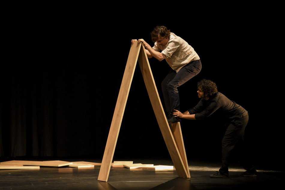 Imatges de l'espectacle 'OVVIO' de Kolektiv Lapso Cirk al Fem Circ per Nadal del Teatre Mundial