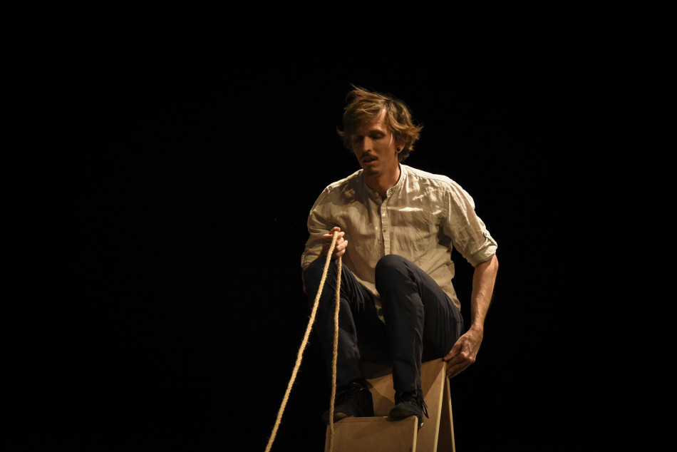 Imatges de l'espectacle 'OVVIO' de Kolektiv Lapso Cirk al Fem Circ per Nadal del Teatre Mundial