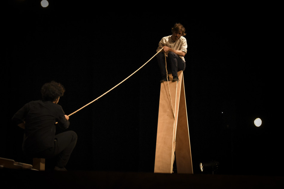 Imatges de l'espectacle 'OVVIO' de Kolektiv Lapso Cirk al Fem Circ per Nadal del Teatre Mundial