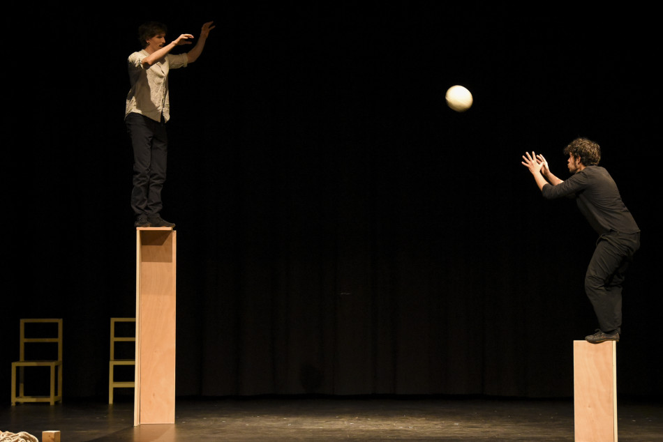 Imatges de l'espectacle 'OVVIO' de Kolektiv Lapso Cirk al Fem Circ per Nadal del Teatre Mundial
