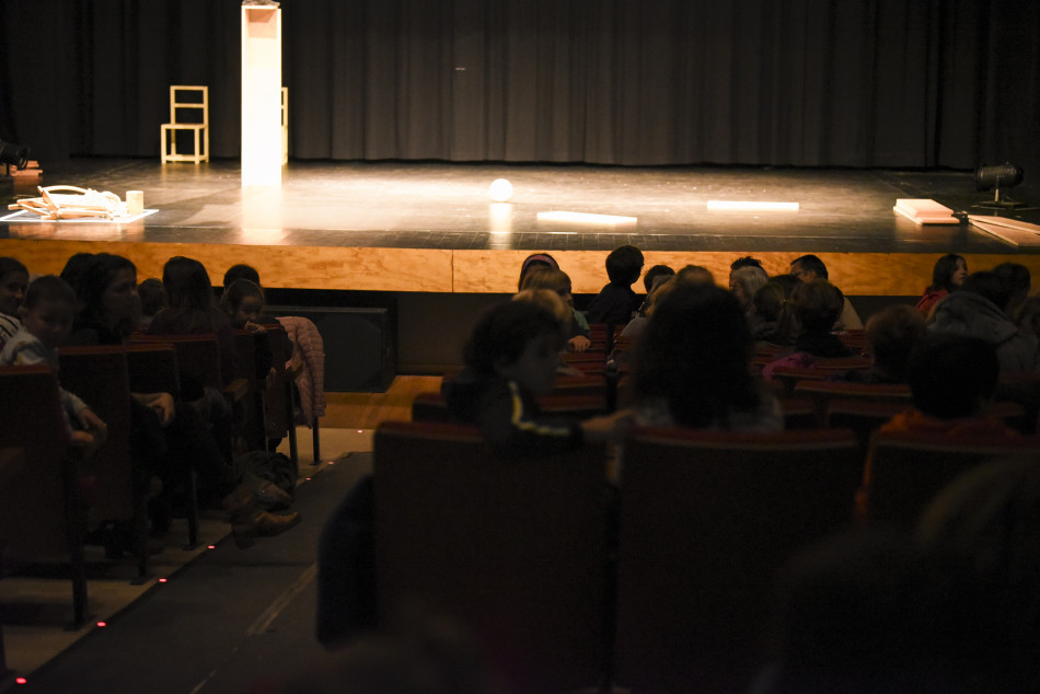 Imatges de l'espectacle 'OVVIO' de Kolektiv Lapso Cirk al Fem Circ per Nadal del Teatre Mundial
