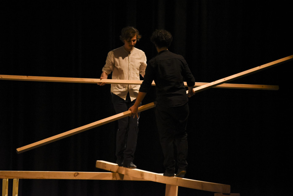 Imatges de l'espectacle 'OVVIO' de Kolektiv Lapso Cirk al Fem Circ per Nadal del Teatre Mundial