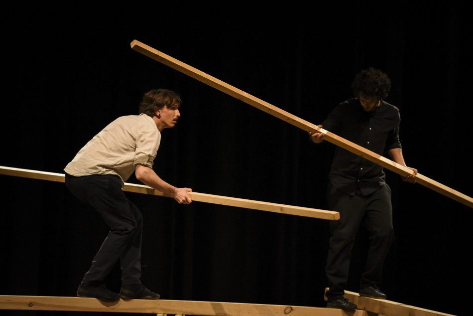 Imatges de l'espectacle 'OVVIO' de Kolektiv Lapso Cirk al Fem Circ per Nadal del Teatre Mundial