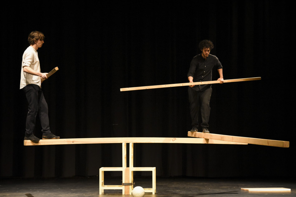 Imatges de l'espectacle 'OVVIO' de Kolektiv Lapso Cirk al Fem Circ per Nadal del Teatre Mundial