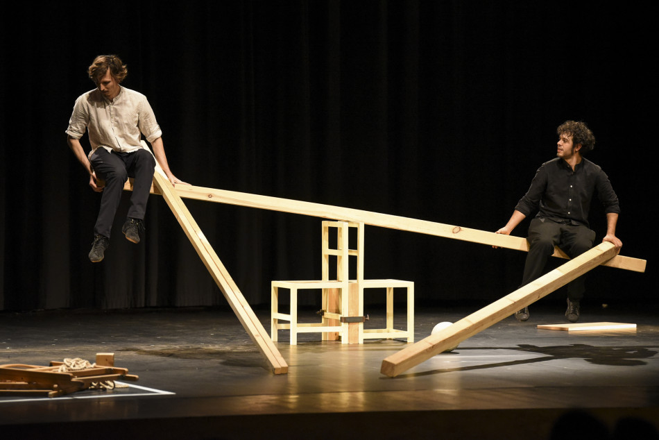 Imatges de l'espectacle 'OVVIO' de Kolektiv Lapso Cirk al Fem Circ per Nadal del Teatre Mundial