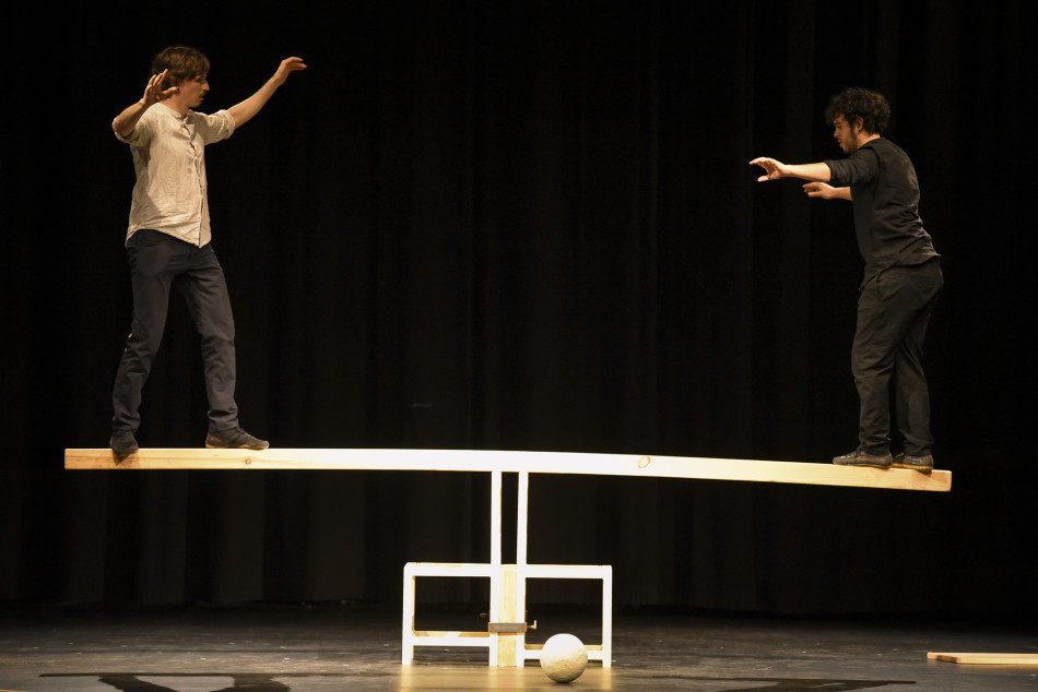 Imatges de l'espectacle 'OVVIO' de Kolektiv Lapso Cirk al Fem Circ per Nadal del Teatre Mundial