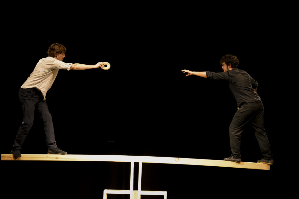 Imatges de l'espectacle 'OVVIO' de Kolektiv Lapso Cirk al Fem Circ per Nadal del Teatre Mundial