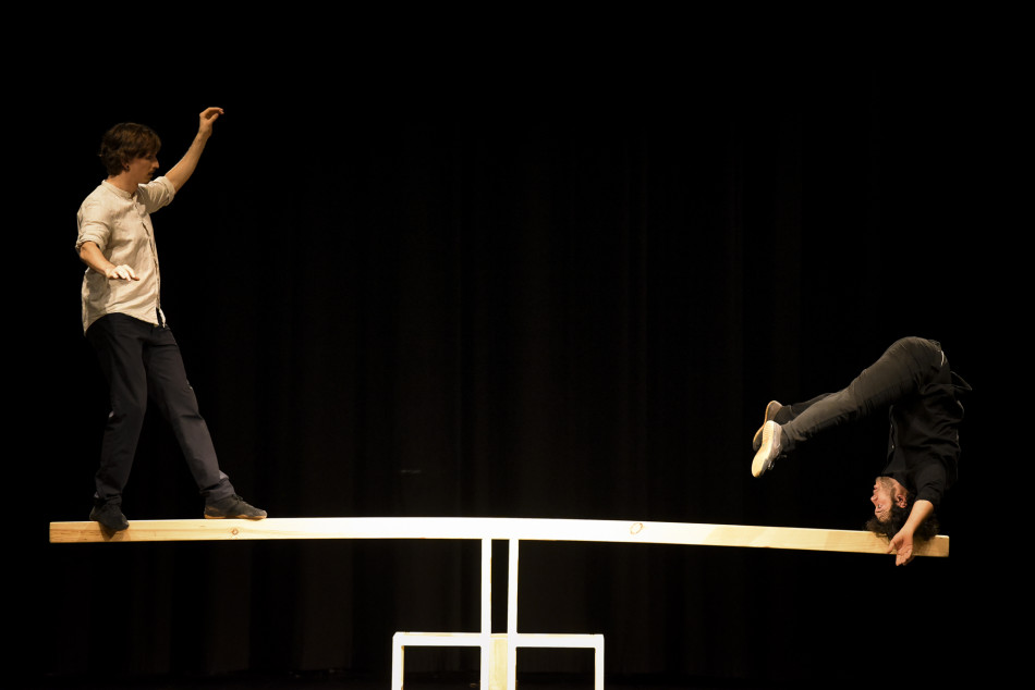 Imatges de l'espectacle 'OVVIO' de Kolektiv Lapso Cirk al Fem Circ per Nadal del Teatre Mundial