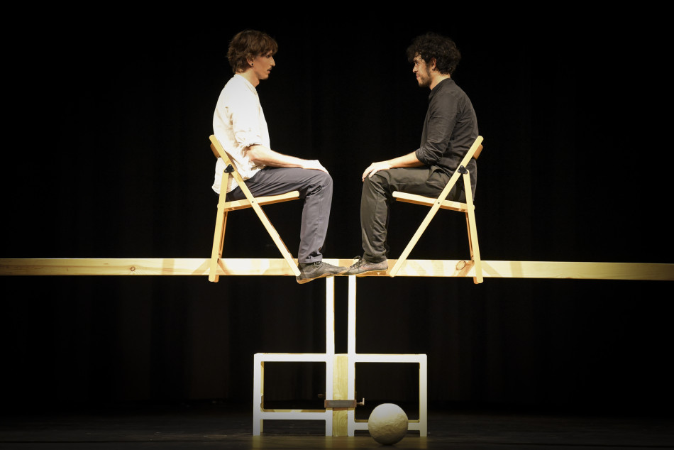 Imatges de l'espectacle 'OVVIO' de Kolektiv Lapso Cirk al Fem Circ per Nadal del Teatre Mundial