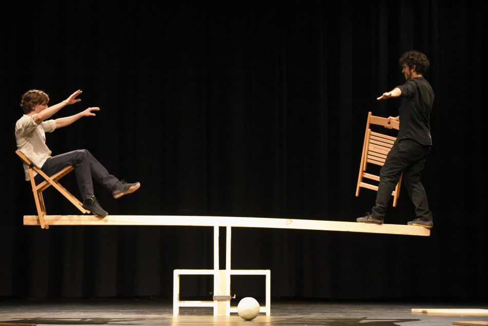 Imatges de l'espectacle 'OVVIO' de Kolektiv Lapso Cirk al Fem Circ per Nadal del Teatre Mundial