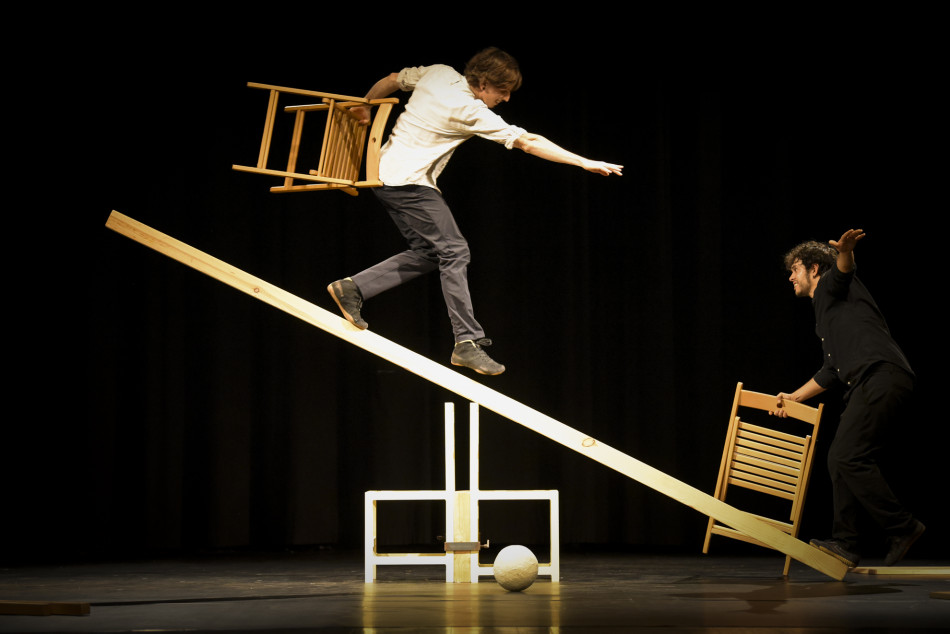 Imatges de l'espectacle 'OVVIO' de Kolektiv Lapso Cirk al Fem Circ per Nadal del Teatre Mundial