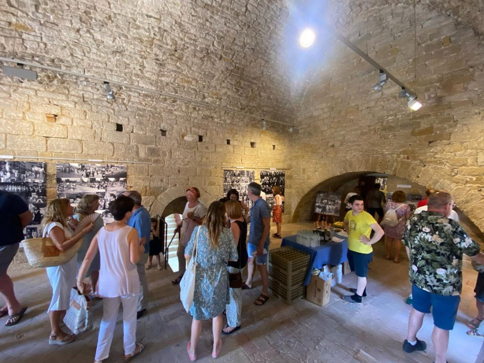 Més d’un miler de persones han visitat l’exposició ‘Quim Tor. 40 anys captant història’ al Castell Palau de la Bisbal