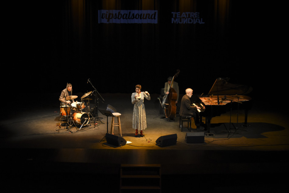 Imatges del concert de presentació de 'En la Orilla del Mundo' d'Ignasi Terraza Trio & Pepa Niebla al Teatre Mundial