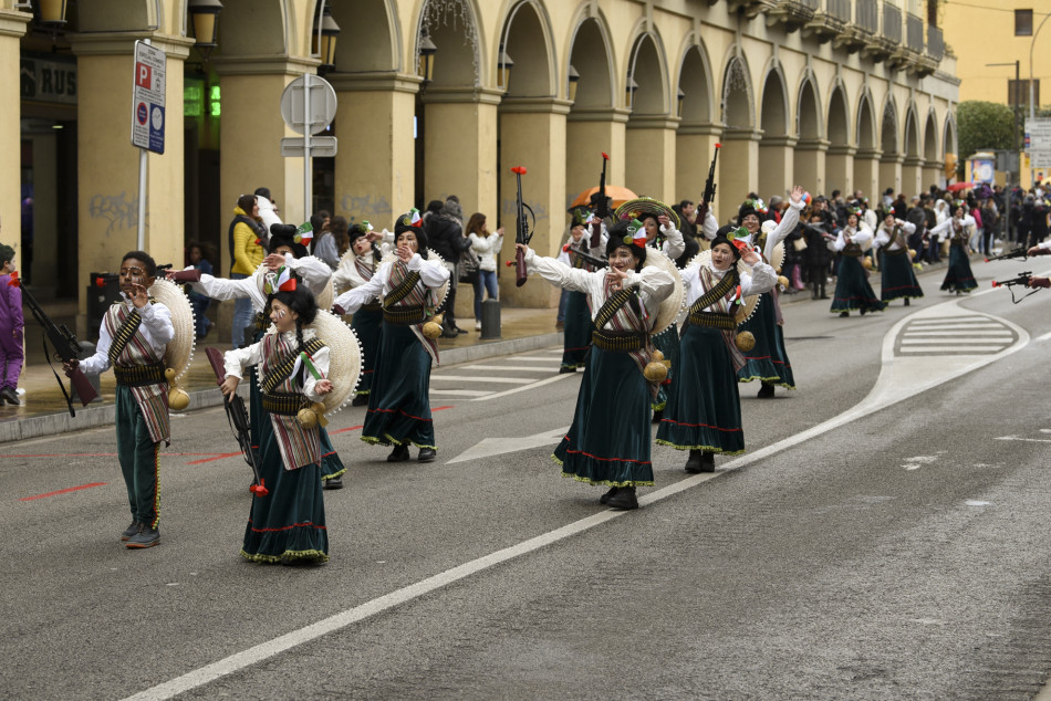 La rua de Carnestoltes 2023 de la Bisbal en imatges