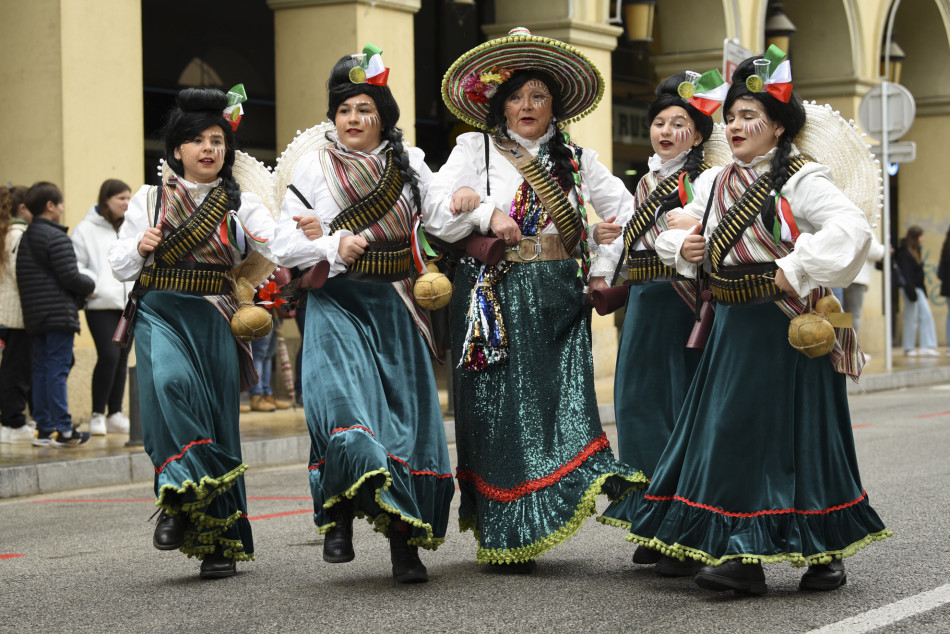 La rua de Carnestoltes 2023 de la Bisbal en imatges