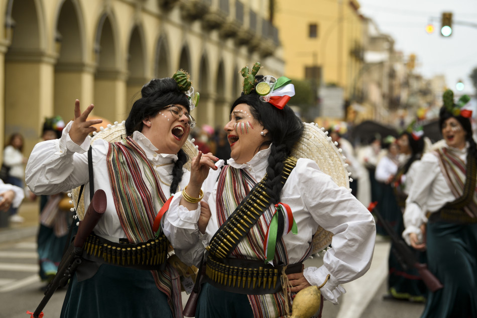 La rua de Carnestoltes 2023 de la Bisbal en imatges