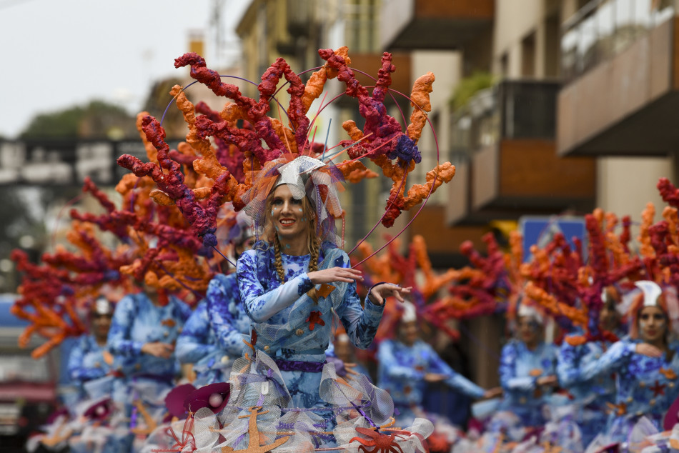 La rua de Carnestoltes 2023 de la Bisbal en imatges