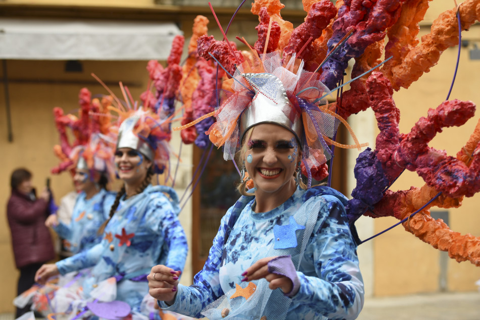 La rua de Carnestoltes 2023 de la Bisbal en imatges