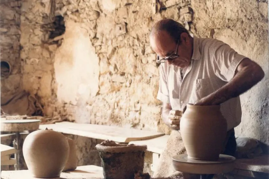 Lluís Cornellà modelant un càntir | © Fons Kim Castells - Terracotta Museu Lluís Cornellà modelant un càntir | © Fons Kim Castells - Terracotta Museu