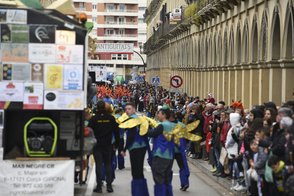 La rua de Carnestoltes 2023 de la Bisbal en imatges