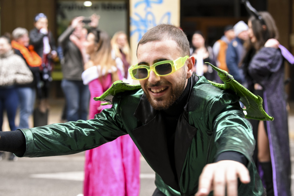 La rua de Carnestoltes 2023 de la Bisbal en imatges