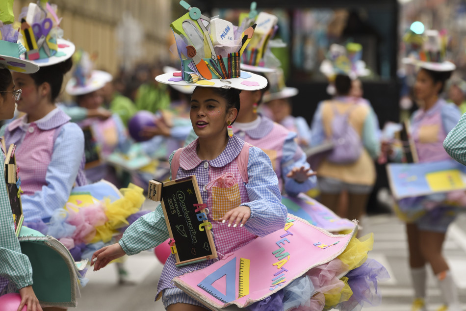La rua de Carnestoltes 2023 de la Bisbal en imatges