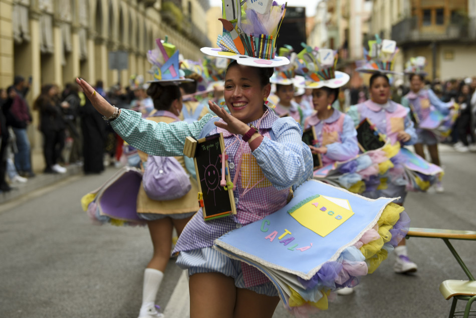 La rua de Carnestoltes 2023 de la Bisbal en imatges