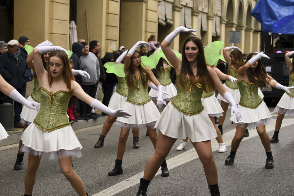 La rua de Carnestoltes 2023 de la Bisbal en imatges