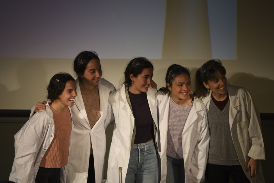 Imatges de 'La química de les joves' al Teatre Mundial pel 8M