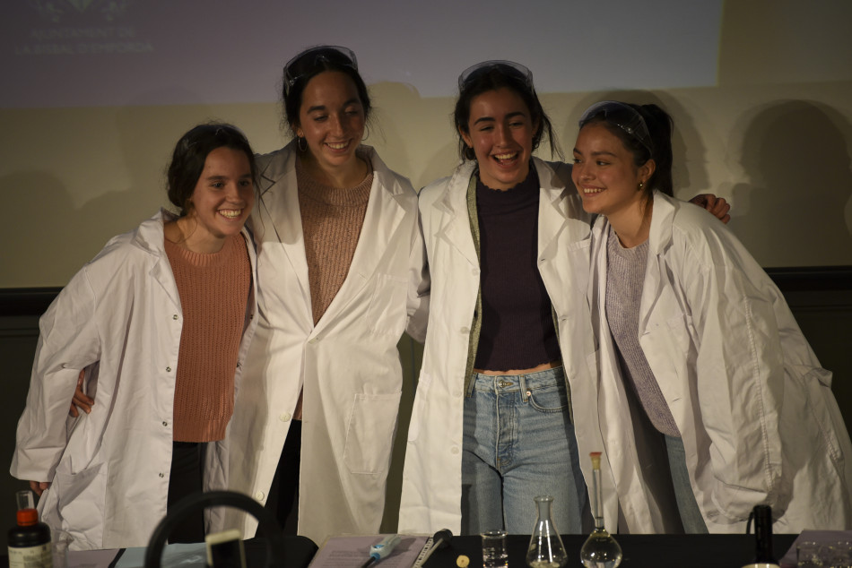 Imatges de 'La química de les joves' al Teatre Mundial pel 8M