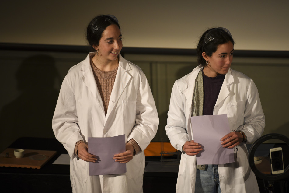 Imatges de 'La química de les joves' al Teatre Mundial pel 8M