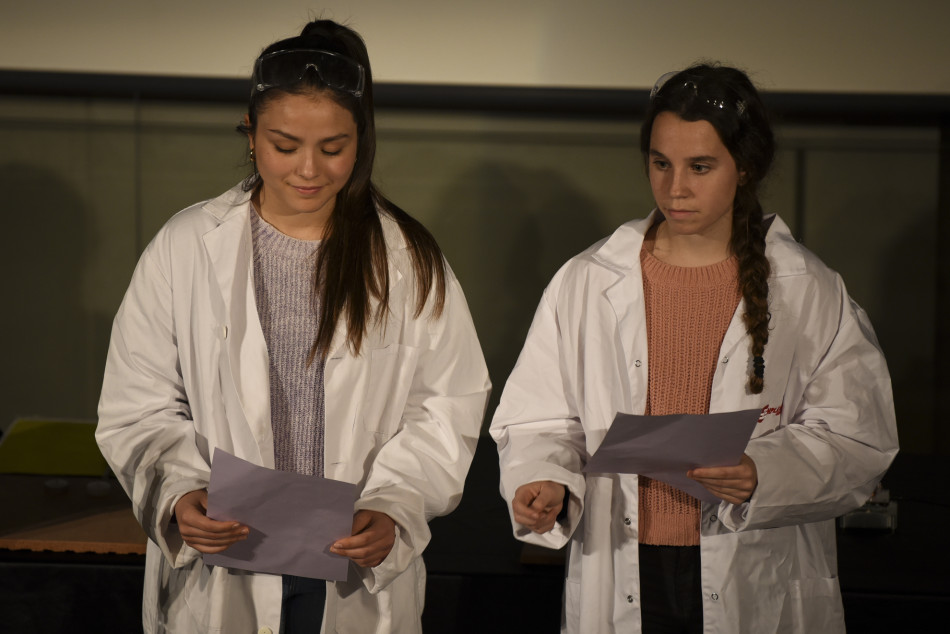 Imatges de 'La química de les joves' al Teatre Mundial pel 8M