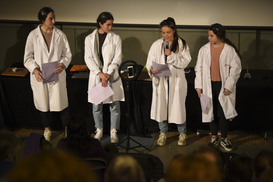 Imatges de 'La química de les joves' al Teatre Mundial pel 8M