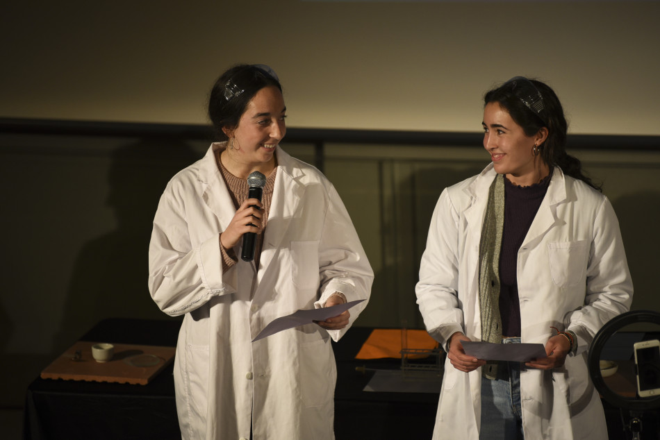 Imatges de 'La química de les joves' al Teatre Mundial pel 8M