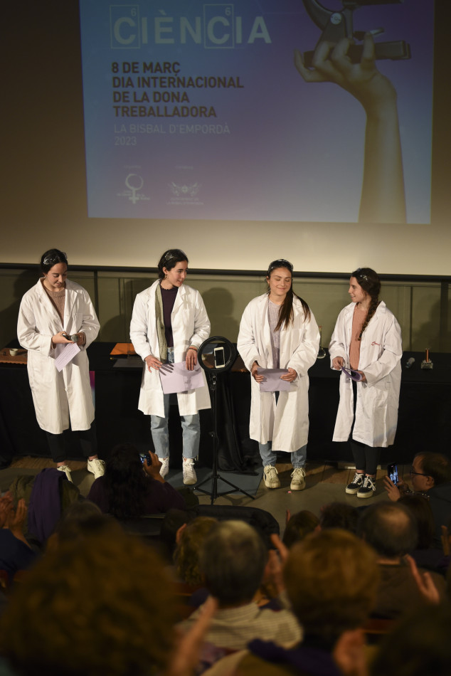 Imatges de 'La química de les joves' al Teatre Mundial pel 8M