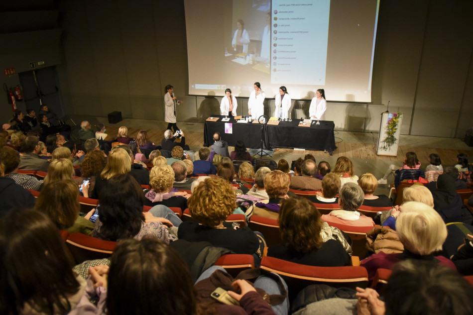 Imatges de 'La química de les joves' al Teatre Mundial pel 8M