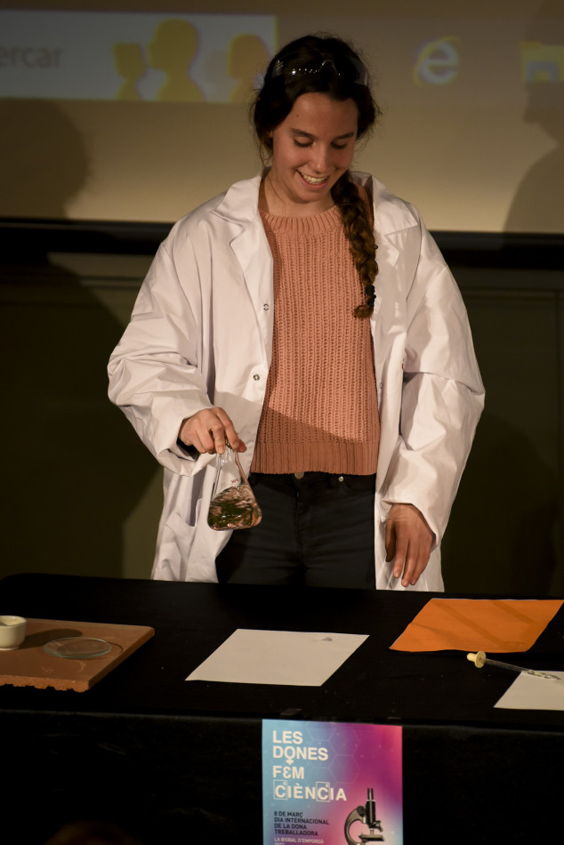 Imatges de 'La química de les joves' al Teatre Mundial pel 8M