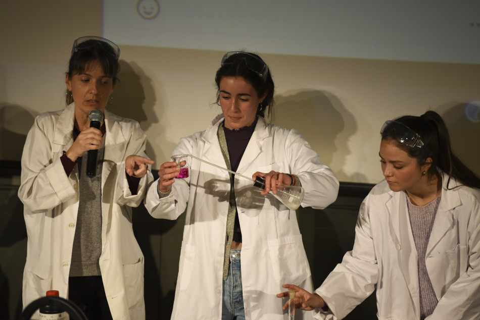 Imatges de 'La química de les joves' al Teatre Mundial pel 8M