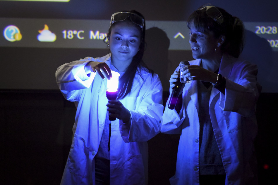 Imatges de 'La química de les joves' al Teatre Mundial pel 8M