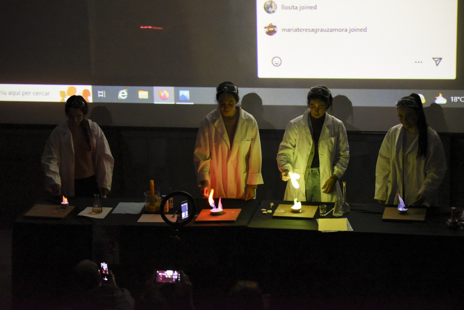 Imatges de 'La química de les joves' al Teatre Mundial pel 8M